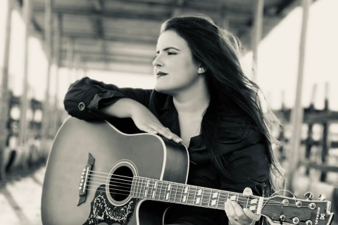 Cantora Victoria Alencar se apresenta em Salvador nesta quinta (22 de maio)