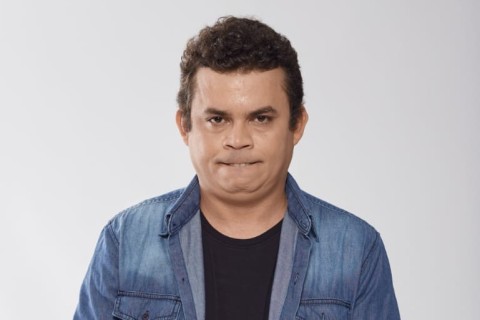 Humorista Emerson Ceará apresenta show "Para Raio de Maluco"