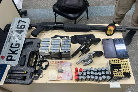 Polícia: “Bahia” Polícia aprende armas, munições, carregadores e droga e prende suspeito