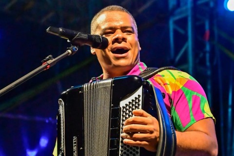 Sanfoneiro Júlio César se apresenta nesta terça (17 de junho) no "Arraiá do Bela".