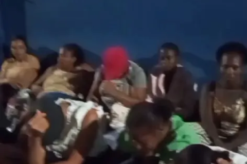 Feira de Santana: “Matrícula 2025” Pais dormem em frente a escola no distrito de Maria Quitéria, para conseguir matricular filhos