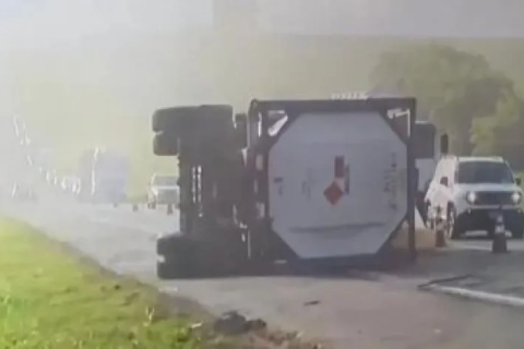 Bahia: “Acidente” Caminhão carregado de acetona tomba e interdita BR-324, no sentido Feira de Santana