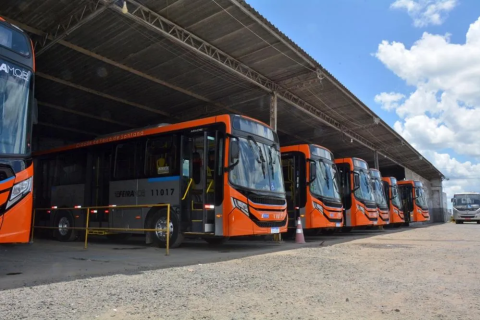 Feira de Santana: Prefeitura entrega ônibus climatizados em Feira de Santana