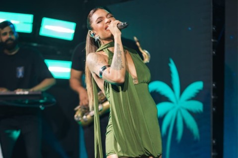 Pocket show de lançamento: Cantora Tays Reis